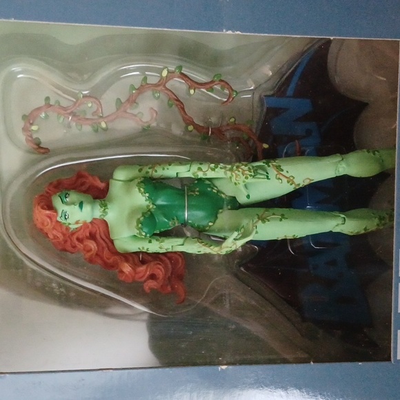DC Poison Ivy Figurine - Picture 2 of 5